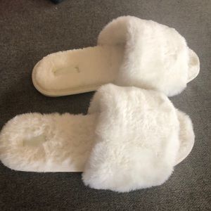 SKIMS Furry Cream Slides Slippers Sz 6/7